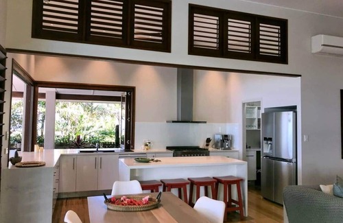 Mission Beach House | The Artist House - Absolute Beachfront