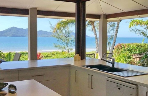 Mission Beach House | The Artist House - Absolute Beachfront