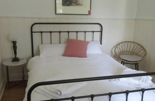 Ironbark House | The Artist's Cottage