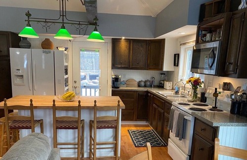 Meredith Cottage | The Artists Cottage is located in Meredith, NH right in the heart of the Lake Winnipesaukee area!