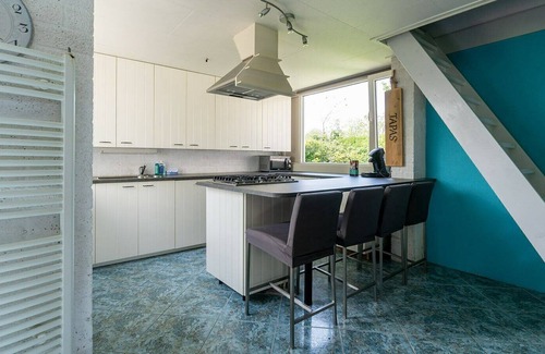 Ouddorp House | The attractively furnished bungalow with lots of light is situated on the child-friendly park De Klepperstee, close to the beach and the dunes in Ouddorp.