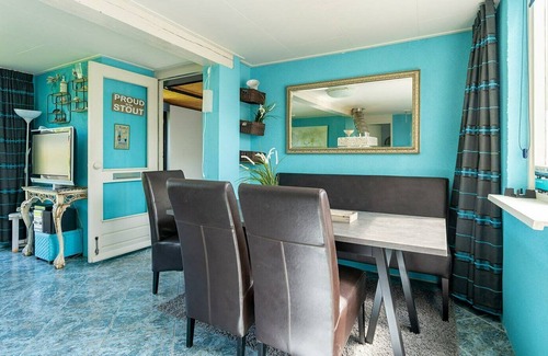 Ouddorp House | The attractively furnished bungalow with lots of light is situated on the child-friendly park De Klepperstee, close to the beach and the dunes in Ouddorp.