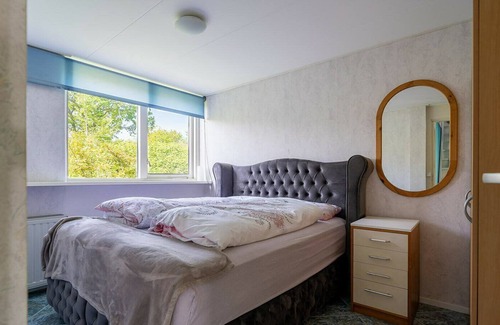 Ouddorp House | The attractively furnished bungalow with lots of light is situated on the child-friendly park De Klepperstee, close to the beach and the dunes in Ouddorp.