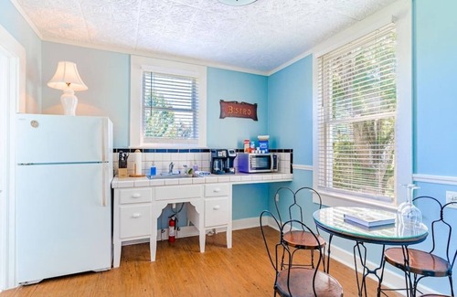 Mount Dora Hotel | The Azalea - Estate at Mount Dora: Free City Shuttle, Parking, and more!