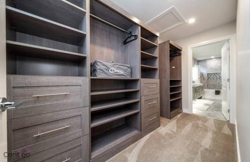 West Edmonton House | The Azure, Near DT & University, TWO King Beds!