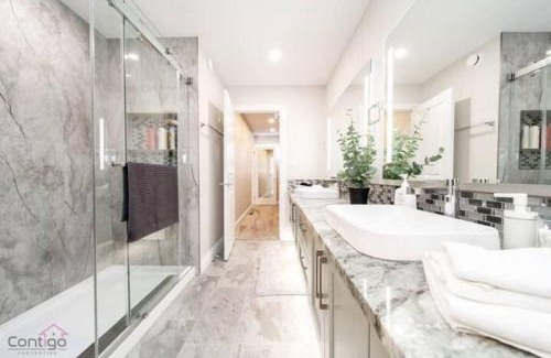 West Edmonton House | The Azure, Near DT & University, TWO King Beds!