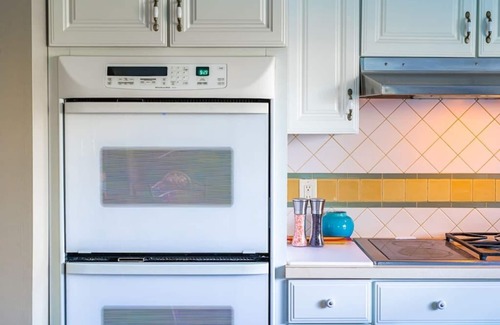 Mount Dora Hotel | The Bamboo Suite - Estate at Mount Dora: Free City Shuttle, Parking, and more!