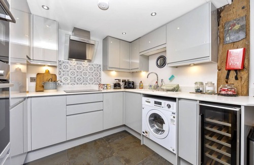 Sheffield Green House | The Barn at Stoaches: Parking | Pool | Countryside Retreat