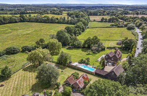 Sheffield Green House | The Barn at Stoaches: Parking | Pool | Countryside Retreat