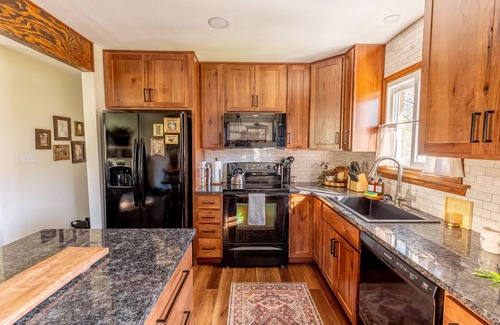 Lynchburg House | The Bartlett Nook/HOT TUB/3-BEDROOM/4 BEDS/CLOSE TO LU