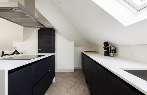 Shaftesbury Apartment | The Battersea Classic - Charming 2BDR Flat with Study Room