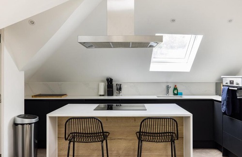 Shaftesbury Apartment | The Battersea Classic - Charming 2BDR Flat with Study Room