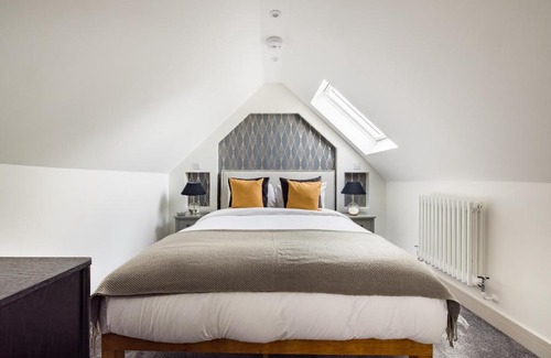 Shaftesbury Apartment | The Battersea Classic - Charming 2BDR Flat with Study Room