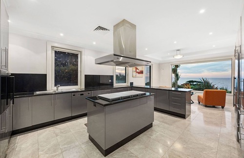 Mount Eliza House | The Bay Crest Manor | Views, Pool, Beach