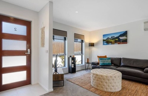 Blackmans Bay House | The Bay Lodge New Modern 2 bedroom 15min to CBD