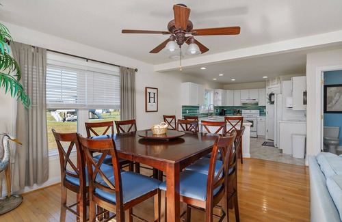 Captain's Cove House | The Baywatch Bungalow in Captain's Cove - just 20 min. to Chincoteague Island!