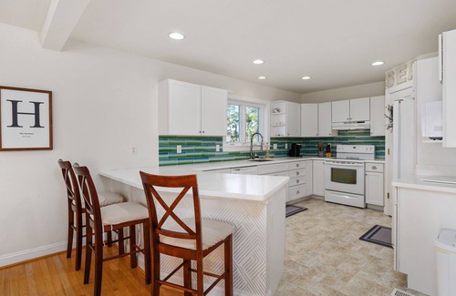 Captain's Cove House | The Baywatch Bungalow in Captain's Cove - just 20 min. to Chincoteague Island!