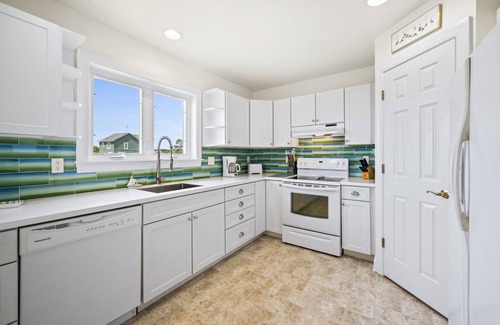 Captain's Cove House | The Baywatch Bungalow in Captain's Cove - just 20 min. to Chincoteague Island!