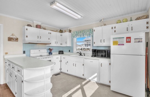 Long Beach House | The Beach Fact Oar: Sunny Beach Cottage with Expansive Ocean Views