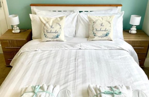 Scarborough Apartment | The Beachcomber, one min from harbour and beach