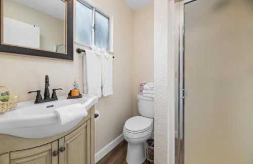 The Village House | The Bear Den - DREAM LOCATION WALKING DISTANCE TO LAKE AND VILLAGE!