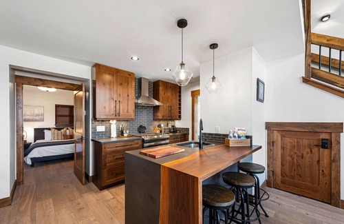 Estes Park Cabin | The Bear's Getaway - Jacuzzi, Indoor/Outdoor Fireplace, Fantastic Location!