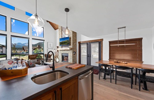 Estes Park Cabin | The Bear's Getaway - Jacuzzi, Indoor/Outdoor Fireplace, Fantastic Location!