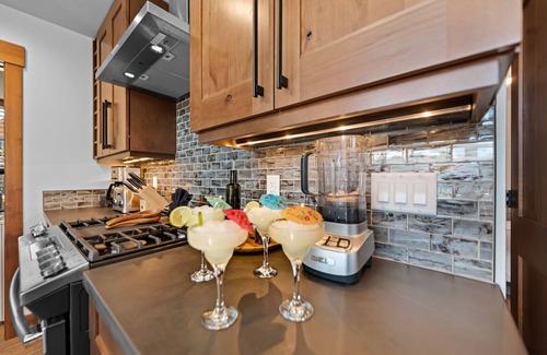 Estes Park Cabin | The Bear's Getaway - Jacuzzi, Indoor/Outdoor Fireplace, Fantastic Location!