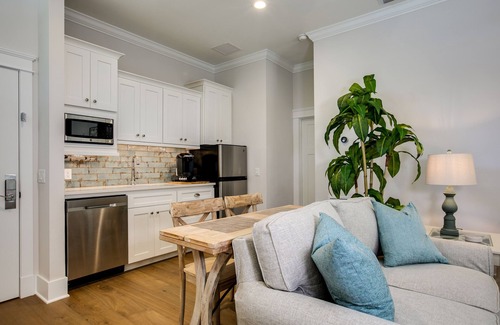 Mount Dora Cottage | The Beauclair * 3 min walk to Downtown Mt. Dora!