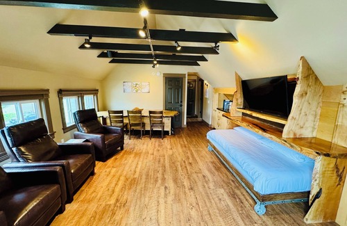 Friday Harbor Condo | The Bee Hive - Heart of Friday Harbor - 2BR Condo, WiFi, AC, Walk to Everything!