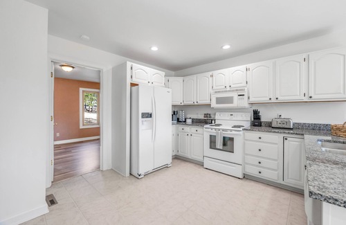 Willisburg House | The Belle LUX KY Bourbon Trail-Hot tub-Hiking Trails on over 120 acres!