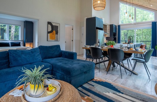 Pont-Rouge Ski Chalet | The Bellevue in Portneuf/Private SPA, 65” TV, Sonos, Pool, Sauna, Billiards