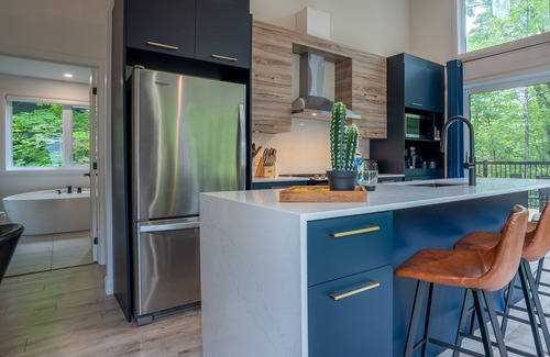 Pont-Rouge Ski Chalet | The Bellevue in Portneuf/Private SPA, 65” TV, Sonos, Pool, Sauna, Billiards