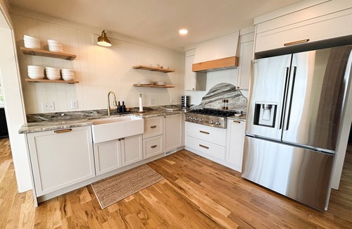 South Belmont House | The Belmont Lake Retreat -Sleeps 14!