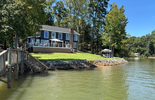 South Belmont House | The Belmont Lake Retreat -Sleeps 14!