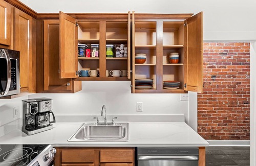 New Albany Apartment | The Betty - Entire rental unit in New Albany, Indiana Sleeps 8