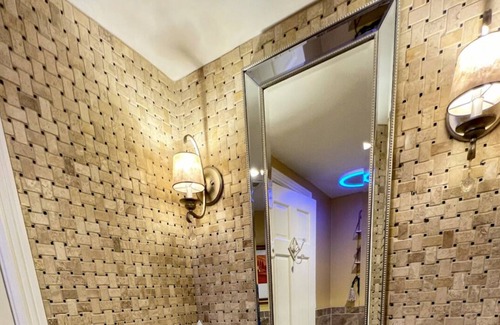 Woodward Heights Condo | The Big Blue Wave - 2-Bedroom Condo by Rupp Arena