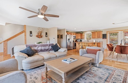 Mountain Springs Cabin | The Big Chill – Hot Tub/Waterfalls/Scenic Views/Fire Pit