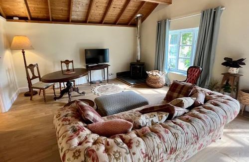 Llanvair Kilgeddin Apartment | The Billiard Room - Cosy Country Retreat