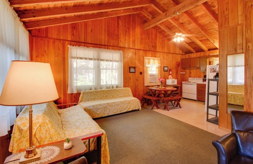 Raymond Cabin | 'The Birches' Raymond Getaway w/Beach & Boat Dock