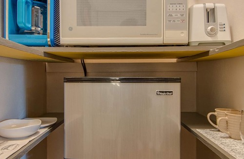 Fredericksburg Cottage | The Bird Haus - Cute Cottage with Jacuzzi tub