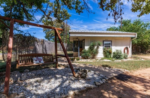 Fredericksburg Cottage | The Bird Haus - Cute Cottage with Jacuzzi tub