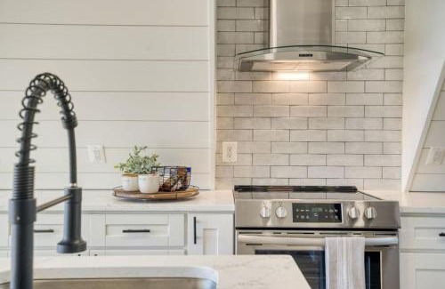 Haymarket House | The Black Aframe - HOT TUB and Mountain Views