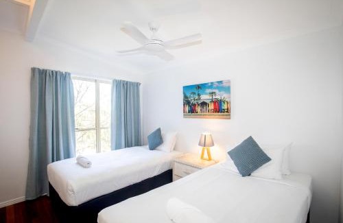 Point Lookout House | The Blue House - 100M TO BEACH, PET FRIENDLY, BIG HOUSE, SLEEPS 8