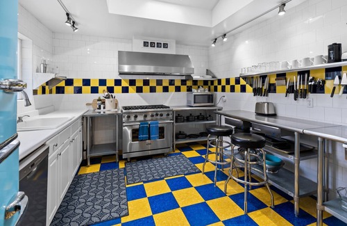 Ashland Hotel | The Blue Moon House has 5 bedrooms, each with a private bath, plus kitchen, dining and living area.