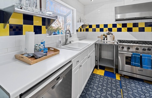 Ashland Hotel | The Blue Moon House has 5 bedrooms, each with a private bath, plus kitchen, dining and living area.