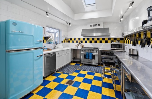 Ashland Hotel | The Blue Moon House has 5 bedrooms, each with a private bath, plus kitchen, dining and living area.