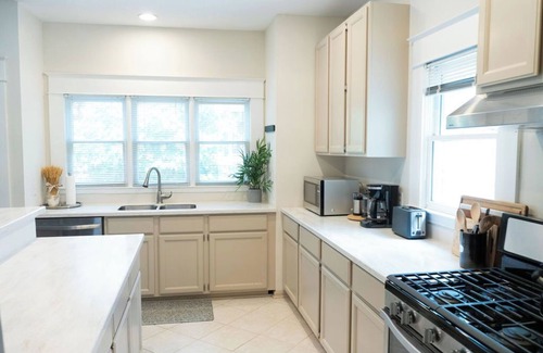 East Side House | The Blue Sapphire, Charming 2BR/2.5 Bath House in Historic Grant Park/Atlanta!
