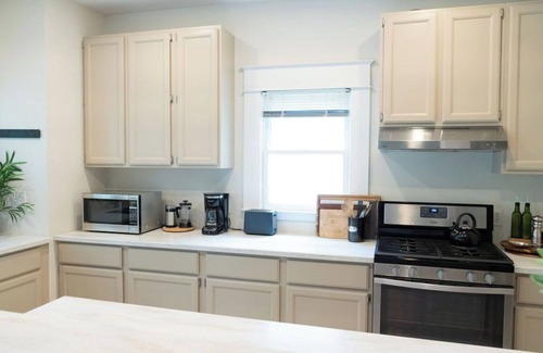 East Side House | The Blue Sapphire, Charming 2BR/2.5 Bath House in Historic Grant Park/Atlanta!