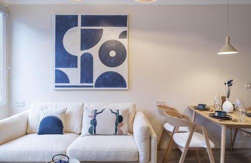 Faubourg-du-Roule Apartment | The Blue Suite on Champs Elysées Avenue